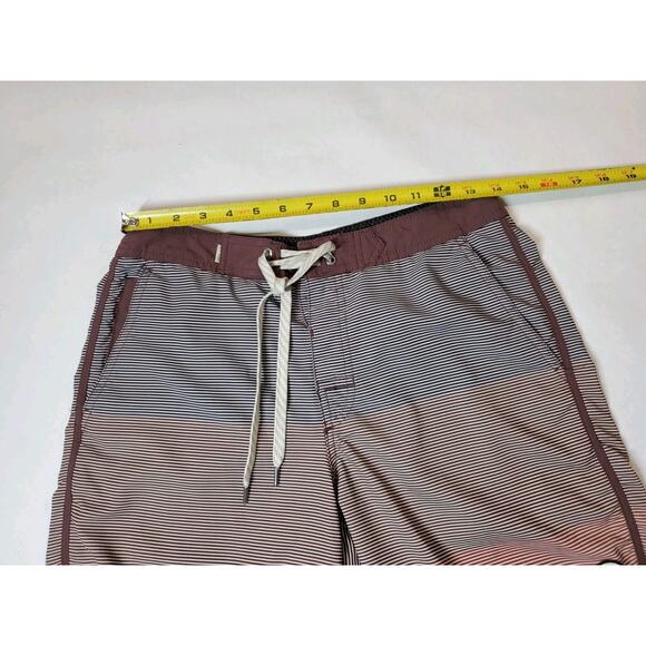 VUORI Mens Cruise Board Shorts 28 Striped Unlined Stretch Beach HYBRID - Picture 6 of 9